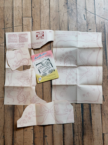 Vintage Aunt Martha's Hot Iron Transfer #3027 "Bows and Flower Baskets," Scalloped Scarf & Pillowcase Embroidery Pattern